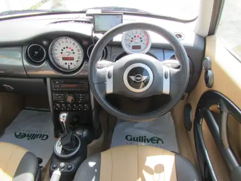 カタログ画像：ＭＩＮＩ （MINI） クーパー 2004年4月 GH-RA16 1600cc ソリッド・ゴールドメタリック 燃費14.4km / l 内装