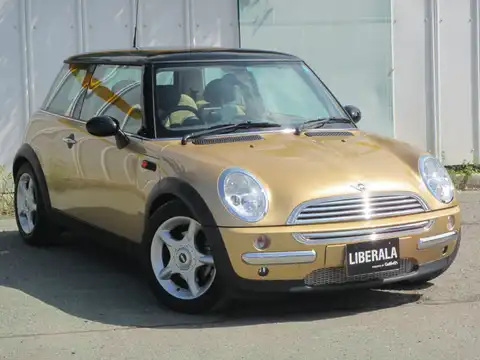カタログ画像：ＭＩＮＩ （MINI） クーパー 2004年4月 GH-RA16 1600cc ソリッド・ゴールドメタリック 燃費14.4km / l メイン（その他）