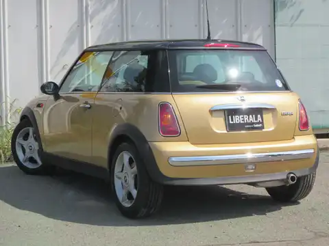カタログ画像：ＭＩＮＩ （MINI） クーパー 2004年4月 GH-RA16 1600cc ソリッド・ゴールドメタリック 燃費14.4km / l バック