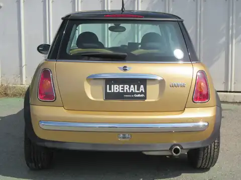 カタログ画像：ＭＩＮＩ （MINI） クーパー 2004年4月 GH-RA16 1600cc ソリッド・ゴールドメタリック 燃費14.4km / l バック