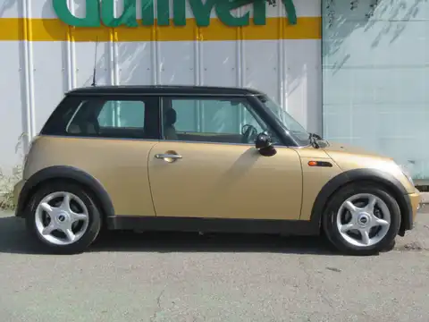 カタログ画像：ＭＩＮＩ （MINI） クーパー 2004年4月 GH-RA16 1600cc ソリッド・ゴールドメタリック 燃費14.4km / l 外装