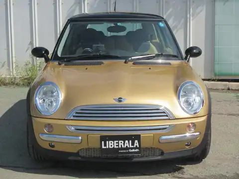 カタログ画像：ＭＩＮＩ （MINI） クーパー 2004年4月 GH-RA16 1600cc ソリッド・ゴールドメタリック 燃費14.4km / l フロント