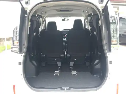 カタログ画像：ヴォクシー （VOXY） Ｘ サイドリフトアップシート装着車 2014年1月 DBA-ZRR85G 2000cc ホワイトパールクリスタルシャイン 燃費14.8km / l 内装
