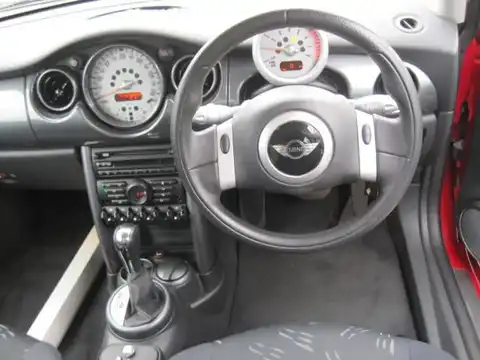 カタログ画像：ＭＩＮＩ （MINI） ワン 2004年9月 GH-RA16 1600cc チリ・レッド 燃費14.0km / l 内装