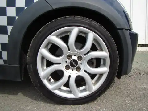 カタログ画像：ＭＩＮＩ （MINI） クーパー チェックメイト 2006年2月 GH-RA16 1600cc スペース・ブルー（メタリック） 燃費11.6km / l タイヤ