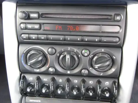 カタログ画像：ＭＩＮＩ （MINI） クーパー チェックメイト 2006年2月 GH-RA16 1600cc スペース・ブルー（メタリック） 燃費11.6km / l 内装
