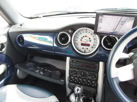 カタログ画像：ＭＩＮＩ （MINI） クーパー チェックメイト 2006年2月 GH-RA16 1600cc スペース・ブルー（メタリック） 燃費11.6km / l 内装