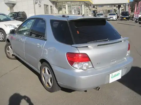 カタログ画像：インプレッサスポーツワゴン （IMPREZA SPORTS WAGON） １５ｉ ５０ｔｈアニバーサリー 2003年12月 LA-GG2 1500cc プレミアムシルバー・メタリック 燃費16.6km / l バック