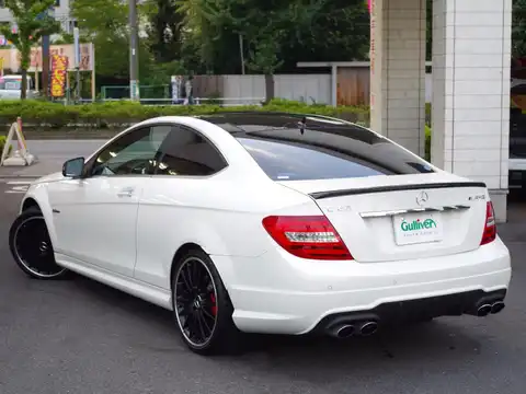 カタログ画像：Ｃクラス （C-CLASS） Ｃ６３ ＡＭＧクーペ 2014年4月 CBA-204377 6300cc ダイヤモンドホワイト（Ｍ） 燃費7.1km / l バック