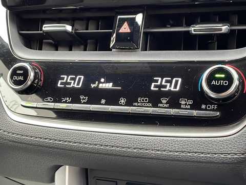 カタログ画像：カローラクロス （COROLLA CROSS） ハイブリッド Ｚ 2021年9月 6AA-ZVG11 1800cc プラチナホワイトパールマイカ 燃費26.2km / l 内装