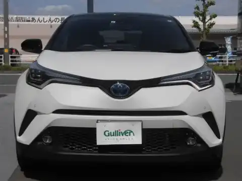 カタログ画像：Ｃ－ＨＲ （C-HR） Ｇ－Ｔ モード ネロ 2018年12月 DBA-NGX10 1200cc ホワイトパールクリスタルシャインorブラック×ホワイトパールクリスタルシャイン 燃費16.4km / l フロント