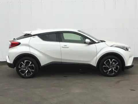 カタログ画像：Ｃ－ＨＲ （C-HR） Ｇ－Ｔ 2018年5月 DBA-NGX50 1200cc ホワイトパールクリスタルシャインorブラック×ホワイトパールクリスタルシャイン 燃費15.4km / l 外装