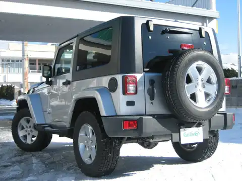 カタログ画像：ジープ・ラングラー （JEEP WRANGLER） サハラ 2010年6月 ABA-JK38S 3800cc ストーンホワイトクリアコート 燃費7.3km / l バック