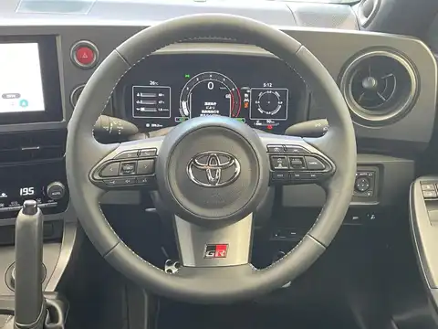 カタログ画像：ＧＲヤリス （GR YARIS） ＲＺ ハイパフォーマンス 2025年5月 4BA-GXPA16 1600cc プラチナホワイトパールマイカ 燃費12.4km / l 内装