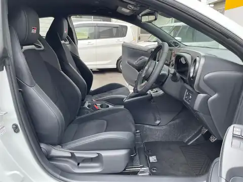 カタログ画像：ＧＲヤリス （GR YARIS） ＲＺ ハイパフォーマンス 2025年5月 4BA-GXPA16 1600cc プラチナホワイトパールマイカ 燃費12.4km / l 内装
