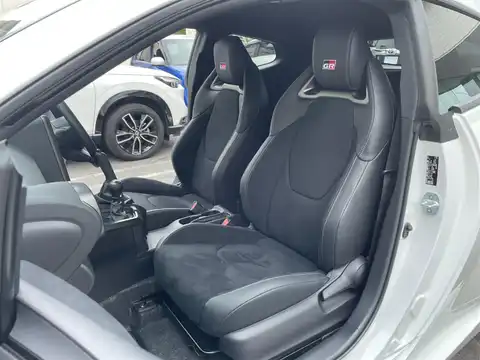 カタログ画像：ＧＲヤリス （GR YARIS） ＲＺ ハイパフォーマンス 2025年5月 4BA-GXPA16 1600cc プラチナホワイトパールマイカ 燃費12.4km / l 内装
