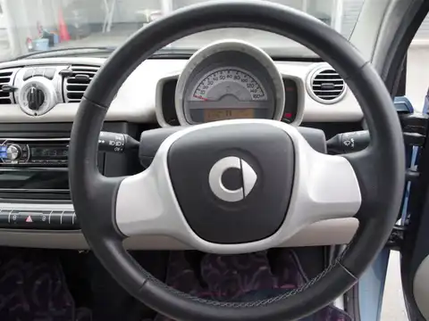 カタログ画像：スマートフォーツークーペ （SMART FORTWO COUPE） ｍｈｄ 2010年10月 CBA-451380 1000cc ライトブルーメタリック 燃費23.5km / l 内装