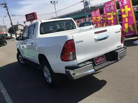 カタログ画像：ハイラックス （HILUX） Ｚ 2017年9月 QDF-GUN125 2400cc スーパーホワイトⅡ 燃費11.8km / l バック