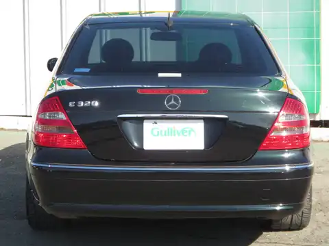 カタログ画像：Ｅクラス （E-CLASS） Ｅ３２０ アバンギャルド 2004年4月 GH-211065C 3200cc メラナイトブラック（Ｍ）ｏｒエメラルドブラック（Ｍ）ｏｒオブシディアンブラック（Ｍ） 燃費8.5km / l バック