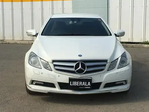 カタログ画像：Ｅクラス （E-CLASS） Ｅ３５０ クーペ 2009年7月 DBA-207356 3500cc カルサイトホワイト（Ｓ） 燃費9.1km / l フロント