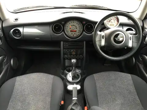 カタログ画像：ＭＩＮＩ （MINI） クーパー 2004年4月 GH-RA16 1600cc チリ・レッド 燃費14.4km / l 内装