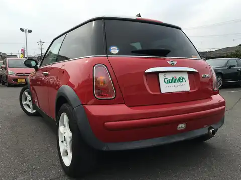 カタログ画像：ＭＩＮＩ （MINI） クーパー 2004年4月 GH-RA16 1600cc チリ・レッド 燃費14.4km / l バック