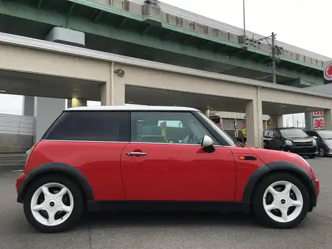 カタログ画像：ＭＩＮＩ （MINI） クーパー 2004年4月 GH-RA16 1600cc チリ・レッド 燃費14.4km / l 外装