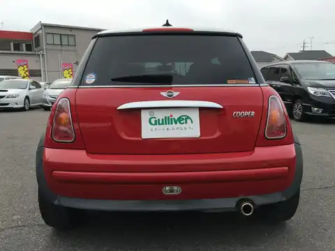 カタログ画像：ＭＩＮＩ （MINI） クーパー 2004年4月 GH-RA16 1600cc チリ・レッド 燃費14.4km / l バック