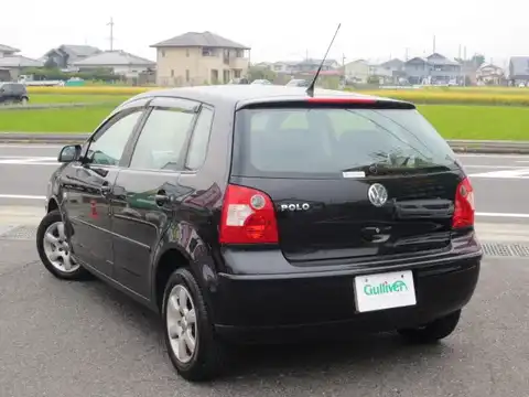 カタログ画像：ポロ （POLO） ４ドア 2004年10月 GH-9NBKY 1400cc ブラックマジックパールエフェクト 燃費14.2km / l バック