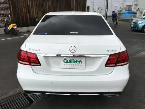 カタログ画像：Ｅクラス （E-CLASS） Ｅ３００ ４マチック アバンギャルド 2013年5月 RBA-212080C 3500cc ダイヤモンドホワイト（Ｍ） 燃費12.0km / l バック