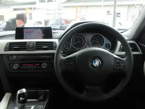 カタログ画像：３シリーズ （3 SERIES） ３２０ｉ ｘＤｒｉｖｅ 2014年8月 DBA-3B20 2000cc メルボルン・レッド 燃費15.2km / l 内装