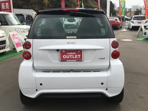 カタログ画像：スマートフォーツークーペ （SMART FORTWO COUPE） ｍｈｄパッション 2013年5月 ABA-451380 1000cc クリスタルホワイト 燃費22.0km / l バック