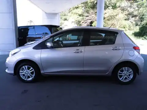 カタログ画像：ヴィッツ （VITZ） Ｆ Ｍパッケージ 2012年5月 DBA-KSP130 1000cc ローズメタリックオパール 燃費20.8km / l 外装