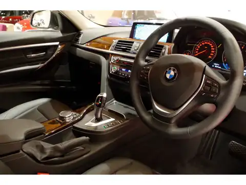 カタログ画像：３シリーズ （3 SERIES） ３２０ｉ ｘＤｒｉｖｅ ラグジュアリー 2015年9月 DBA-8A20 2000cc ブラック・サファイア 内装