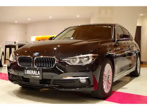 カタログ画像：３シリーズ （3 SERIES） ３２０ｉ ｘＤｒｉｖｅ ラグジュアリー 2017年8月 DBA-8A20 2000cc ブラック・サファイア 燃費14.9km / l フロント