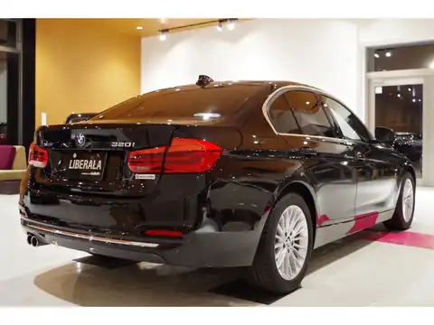 カタログ画像：３シリーズ （3 SERIES） ３２０ｉ ｘＤｒｉｖｅ ラグジュアリー 2015年9月 DBA-8A20 2000cc ブラック・サファイア バック