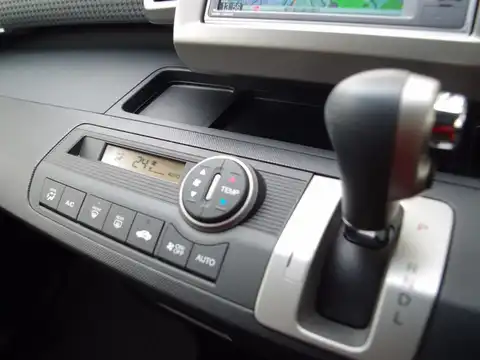カタログ画像：フリード （FREED） Ｘ サイドリフトアップシート車 2011年11月 DBA-GB4 1500cc プレミアムホワイト・パール 燃費12.8km / l 内装