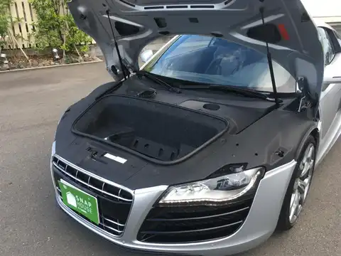 カタログ画像：Ｒ８ （R8） ５．２ＦＳＩクワトロ 2010年10月 ABA-42BUJF 5200cc アイスシルバーメタリック 外装