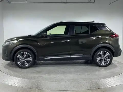 カタログ画像：キックス （KICKS） Ｘ ＦＯＵＲ コロンビアエディション 2023年4月 6AA-SNP15 1200cc チタニウムカーキ（PM） 燃費19.2km / l 外装
