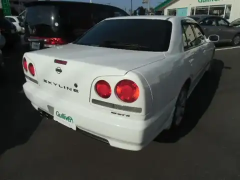 カタログ画像：スカイライン （SKYLINE） ２５ＧＴ 1998年5月 GF-ER34 2500cc ホワイト 燃費10.6km / l バック