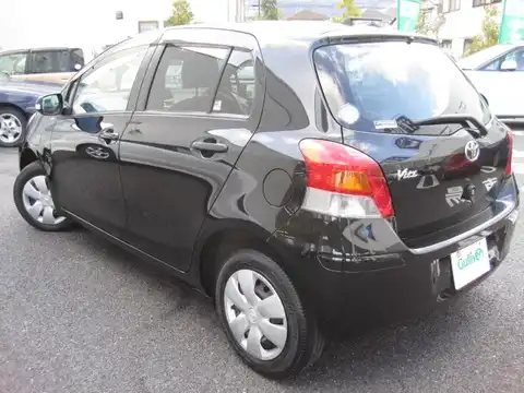 カタログ画像：ヴィッツ （VITZ） Ｆ 2009年8月 DBA-SCP90 1300cc ブラックマイカ 燃費20.0km / l バック