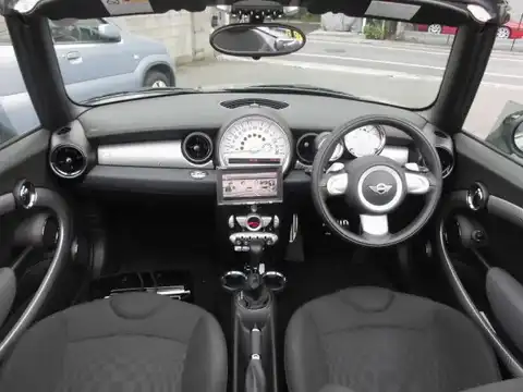 カタログ画像：ＭＩＮＩ （MINI） クーパーＳ コンバーチブル 2010年3月 DBA-ZP16 1600cc ピュア・シルバー（メタリック）orスパークリング・シルバー（メタリック）orダーク・シルバー（メタリック） 燃費17.8km / l 内装