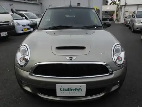 カタログ画像：ＭＩＮＩ （MINI） クーパーＳ コンバーチブル 2010年3月 DBA-ZP16 1600cc ピュア・シルバー（メタリック）orスパークリング・シルバー（メタリック）orダーク・シルバー（メタリック） 燃費17.8km / l フロント