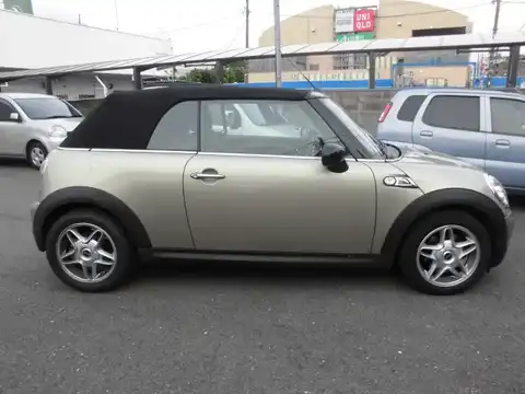 カタログ画像：ＭＩＮＩ （MINI） クーパーＳ コンバーチブル 2010年3月 DBA-ZP16 1600cc ピュア・シルバー（メタリック）orスパークリング・シルバー（メタリック）orダーク・シルバー（メタリック） 燃費17.8km / l 外装