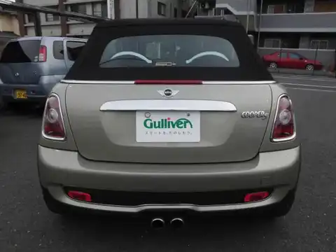 カタログ画像：ＭＩＮＩ （MINI） クーパーＳ コンバーチブル 2009年4月 ABA-MS16 1600cc ピュア・シルバー（メタリック）orスパークリング・シルバー（メタリック）orダーク・シルバー（メタリック） 燃費12.6km / l バック