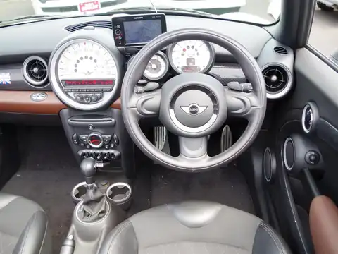 カタログ画像：ＭＩＮＩ （MINI） クーパーＳ コンバーチブル 2014年4月 DBA-ZP16 1600cc ホワイト・シルバー（メタリック） 燃費13.2km / l 内装