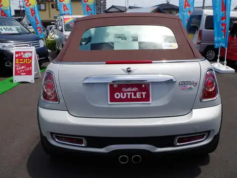 カタログ画像：ＭＩＮＩ （MINI） クーパーＳ コンバーチブル 2014年4月 DBA-ZP16 1600cc ホワイト・シルバー（メタリック） 燃費13.2km / l バック