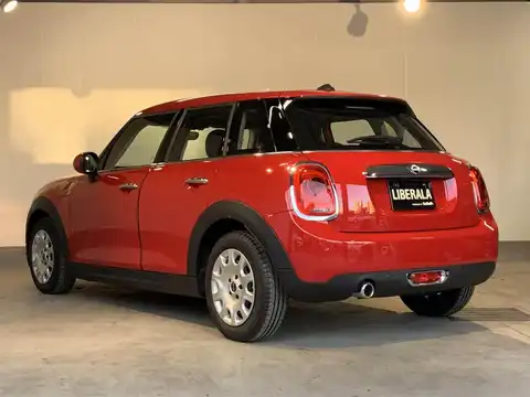 カタログ画像：ＭＩＮＩ （MINI） ワン 2019年10月 DBA-XU15M 1500cc チリ・レッド（ソリッド） 燃費17.5km / l バック