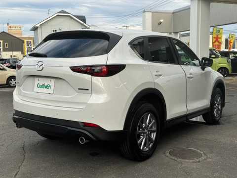 カタログ画像：ＣＸ－５ （CX-5） ２０Ｓ フィールドジャーニー 2023年10月 6BA-KFEP 2000cc ロジウムホワイトプレミアムメタリック 燃費14.0km / l バック