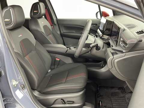 カタログ画像：オーラ （AURA） ニスモ 2024年7月 6AA-FE13 1200cc ダークメタルグレー（M）/スーパーブラック 2トーンorNISMOステルスグレー/スーパーブラック 2トーン 燃費23.3km / l 内装